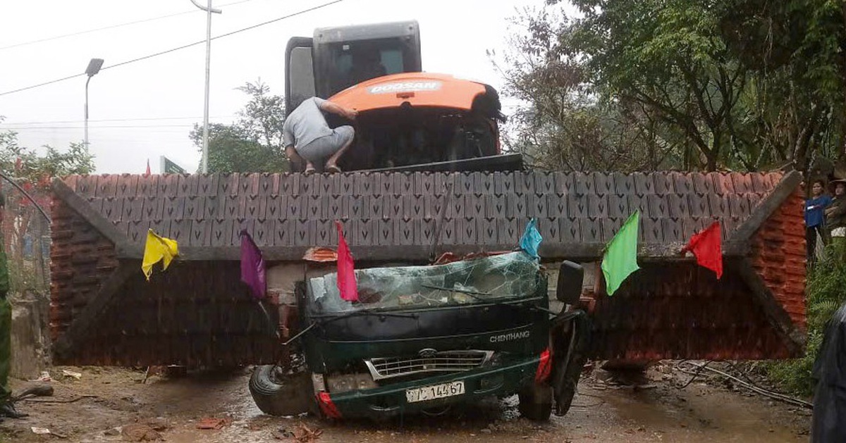 Xe ben chở xe múc tông sập cổng chào, tài xế và 1 người ngồi trong ca bin chết tại chỗ