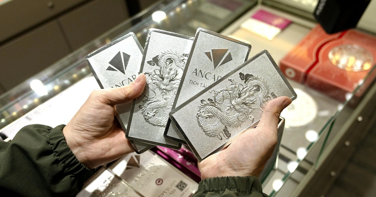 Giá vàng thế giới tiến sát 5.000 USD/ounce, giá bạc gần chạm 100 USD/ounce