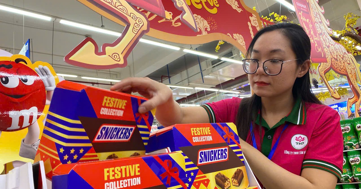 Hàng Tết ùn ùn đổ về Đà Nẵng, dân tranh thủ sắm Tết sớm