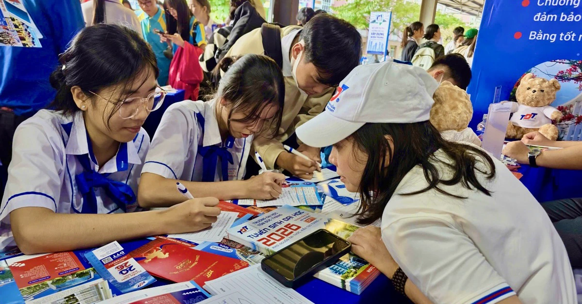 Học sinh mê các gian tư vấn tuyển sinh 'vừa được giải đáp, vừa nhận quà'