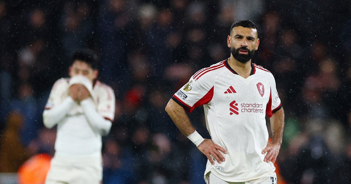 HLV Arne Slot thừa nhận Liverpool 'cạn kiệt' sau thất bại thứ 7