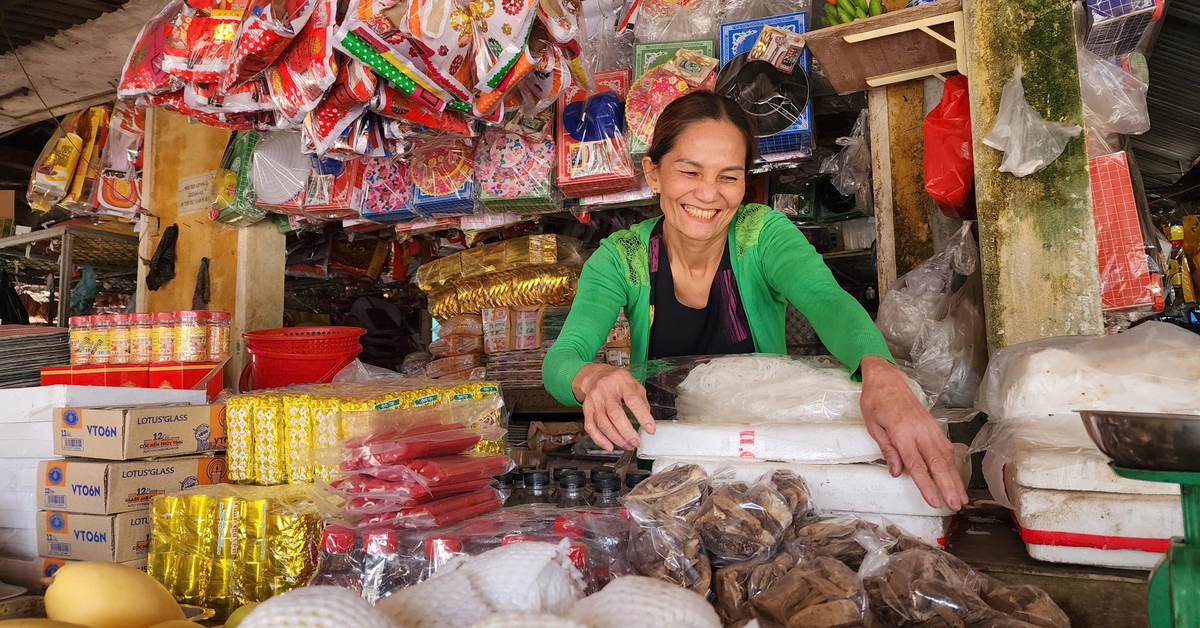 Xuân về ngôi chợ hồi sinh sau lũ