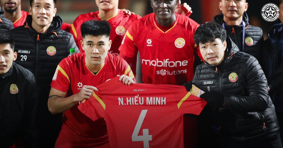 Trung vệ Hiểu Minh được đồng đội tri ân ở Cúp Quốc gia