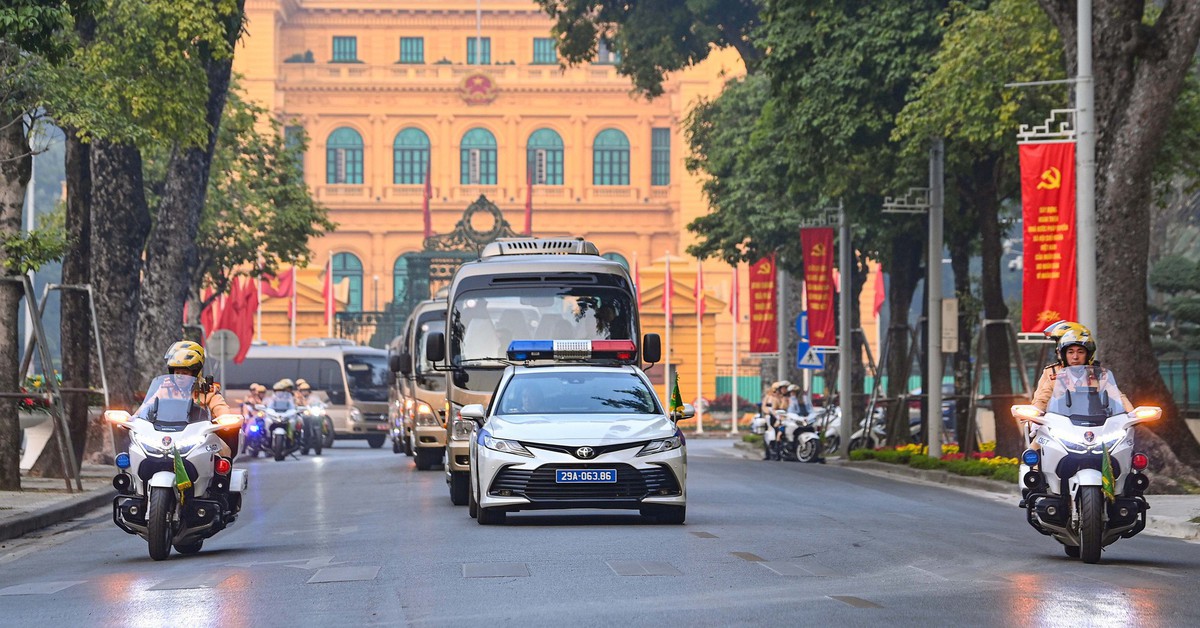 Khen thưởng cảnh sát giao thông dẫn đoàn thông suốt tại Đại hội Đảng XIV