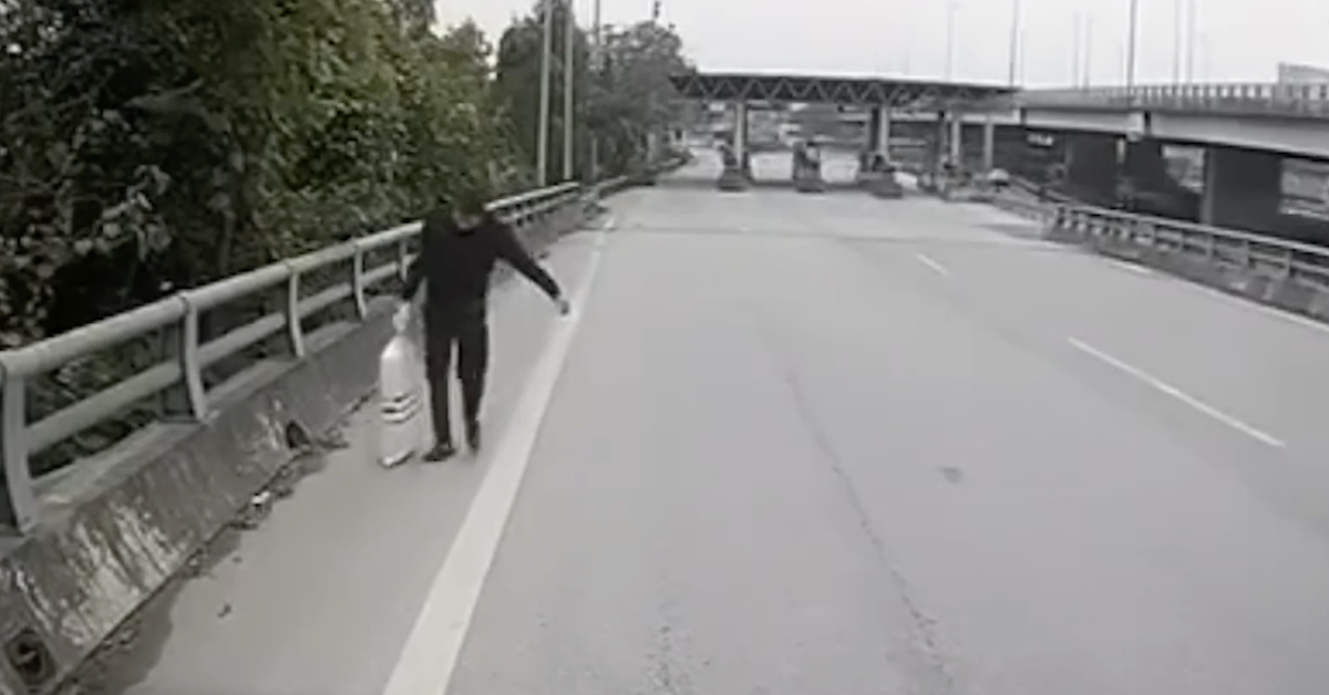 Người đàn ông nhặt được bao tải chứa 1 tỉ đồng ở lối vào cao tốc