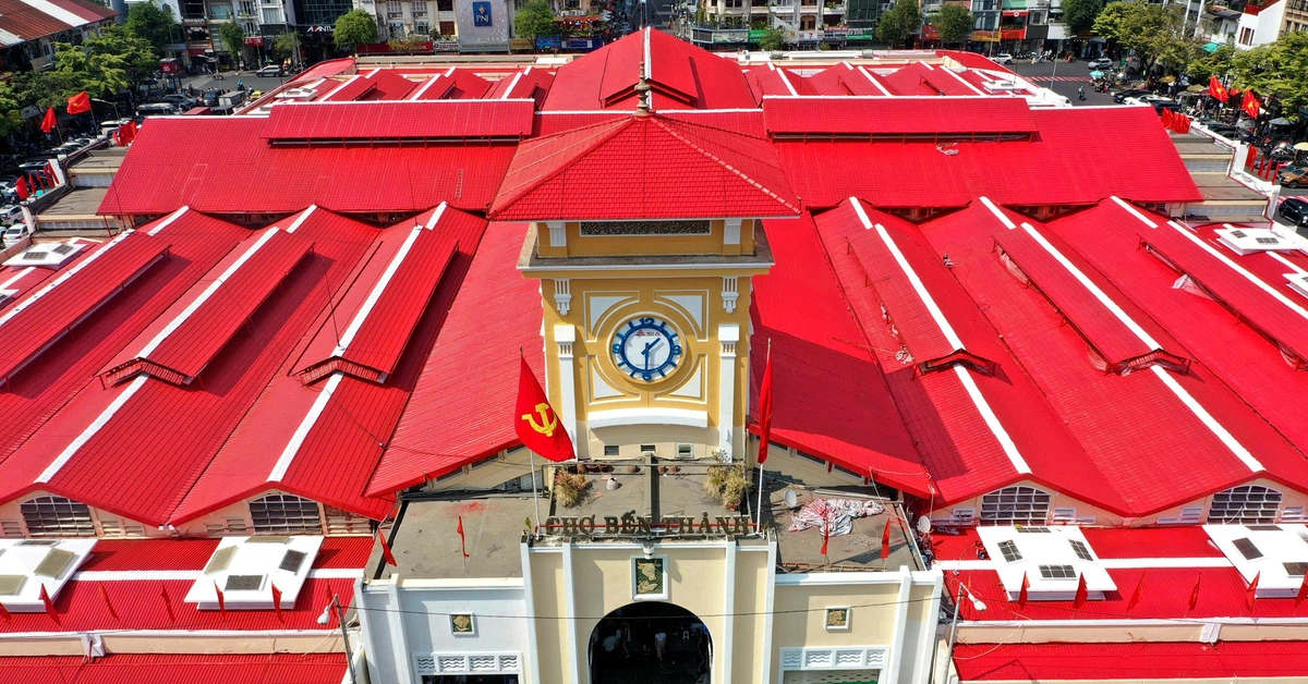 Chợ Bến Thành 'thay áo mới' sau 6 ngày, trung tâm TP.HCM rực rỡ đón Tết