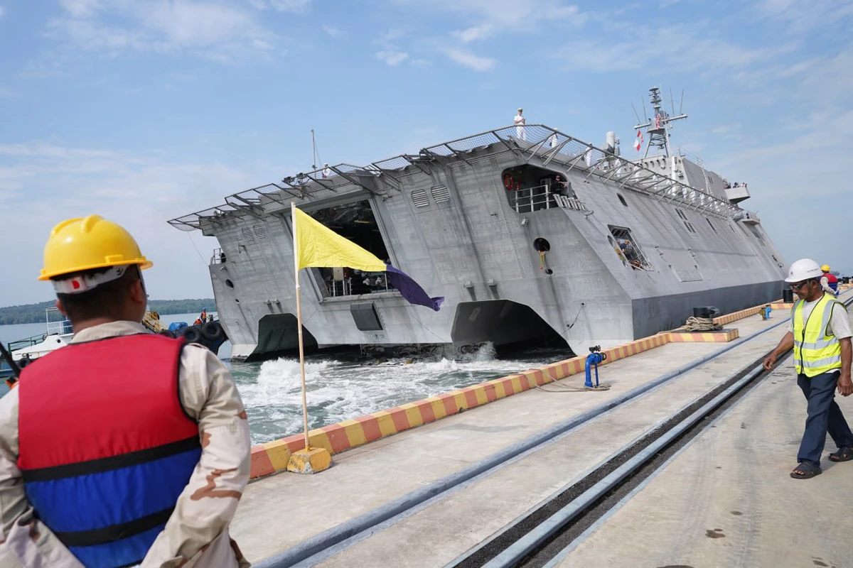 Tàu chiến Mỹ cập cảng Campuchia, neo gần tàu Trung Quốc