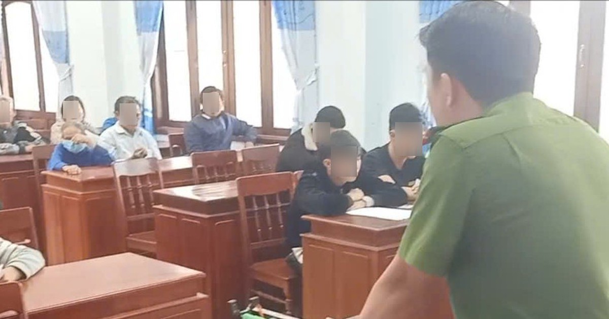 Bạn đọc ủng hộ công an giáo dục thanh thiếu niên 'hư' bằng cách chăm sóc nghĩa trang liệt sĩ