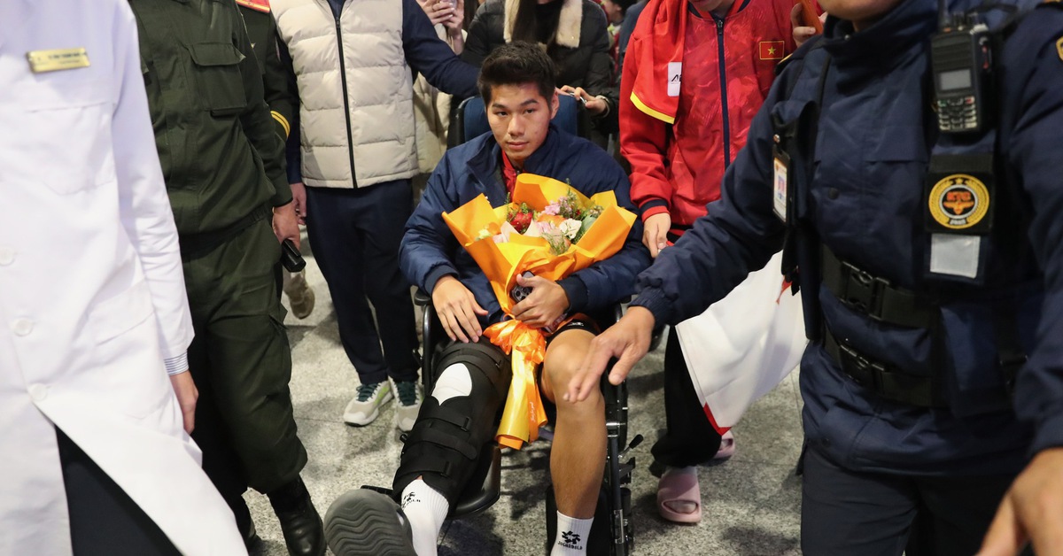 Hiểu Minh nhọc nhằn rời sân bay Nội Bài khi U23 Việt Nam về nước