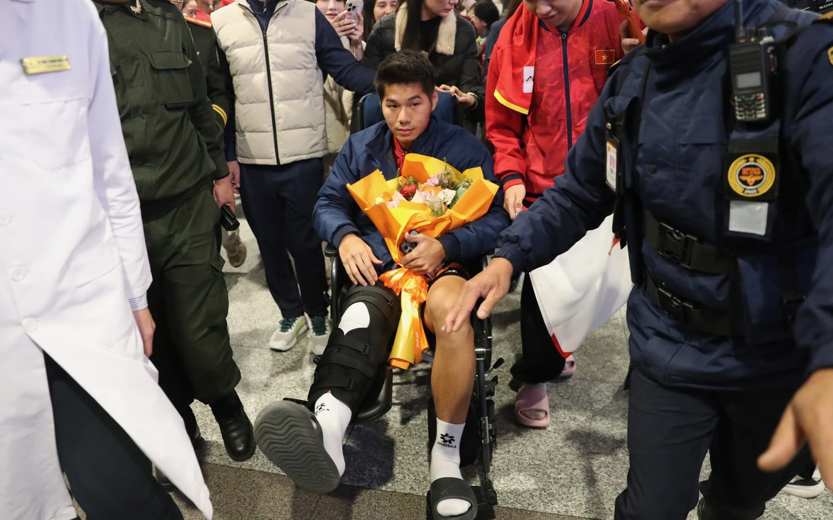 Hiểu Minh nhọc nhằn rời sân bay Nội Bài khi U23 Việt Nam về nước