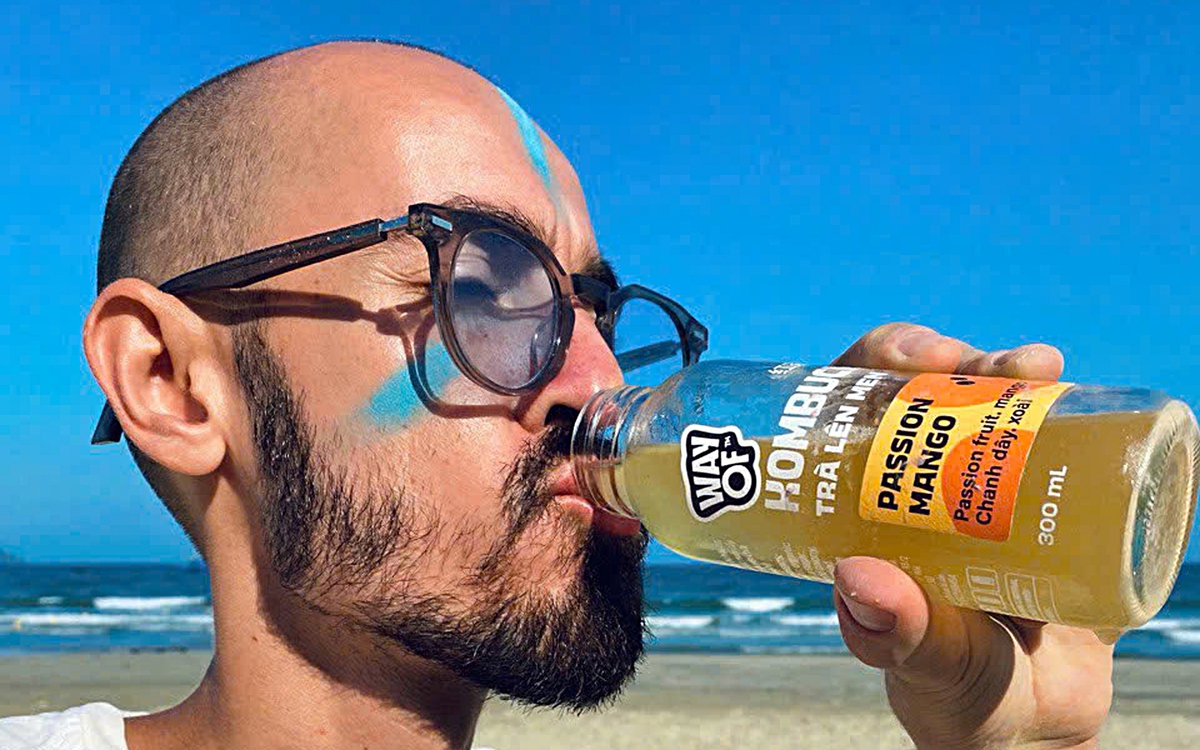 Chàng trai Nga làm kombucha từ nguyên liệu Việt