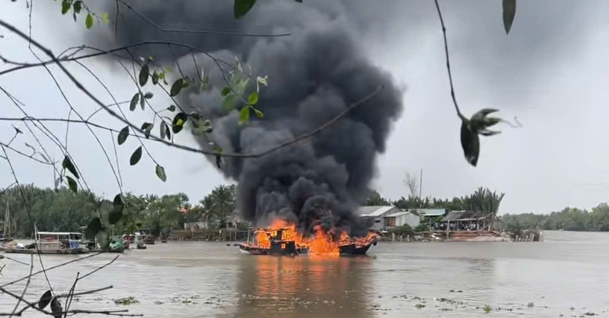 Nổ bình gas khiến ghe trên sông Cần Giuộc bị cháy rụi, 1 người bị thương