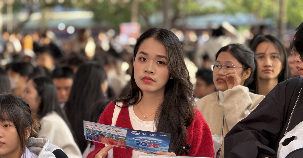 Học sinh Đắk Lắk 'thả tim' Ban tư vấn, nhờ giúp chọn ngành phù hợp trước mùa tuyển sinh