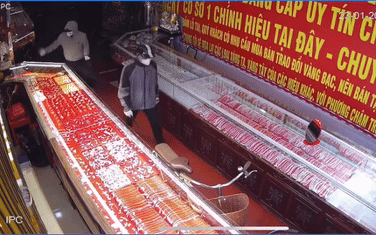 Clip lợi dụng lúc người dân xem U23 Việt Nam đấu Hàn Quốc cầm dao bầu cướp tiệm vàng