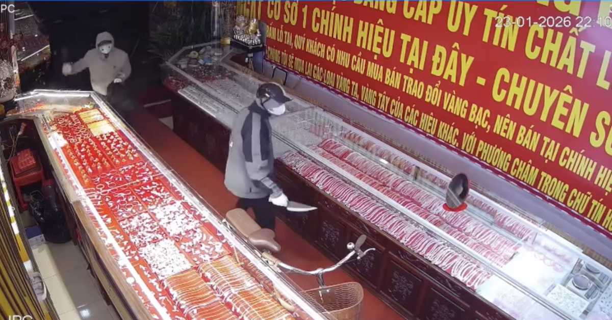 Clip lợi dụng lúc người dân xem U23 Việt Nam đấu Hàn Quốc cầm dao bầu cướp tiệm vàng