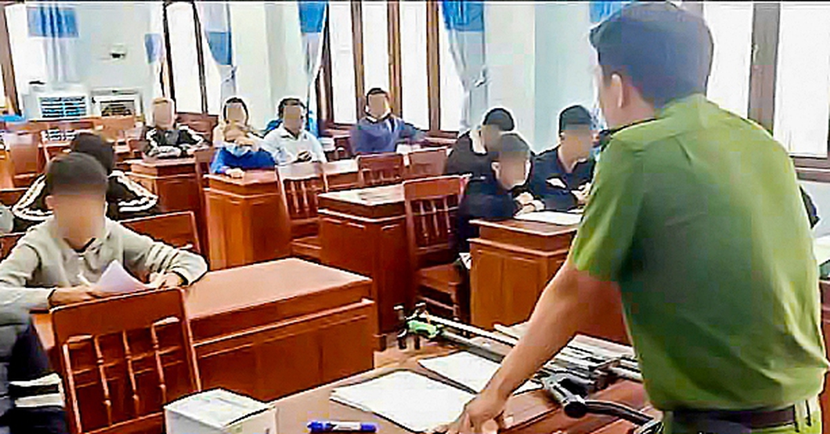 Bạn đọc ủng hộ công an giáo dục thanh thiếu niên 'hư' bằng cách chăm sóc nghĩa trang liệt sĩ