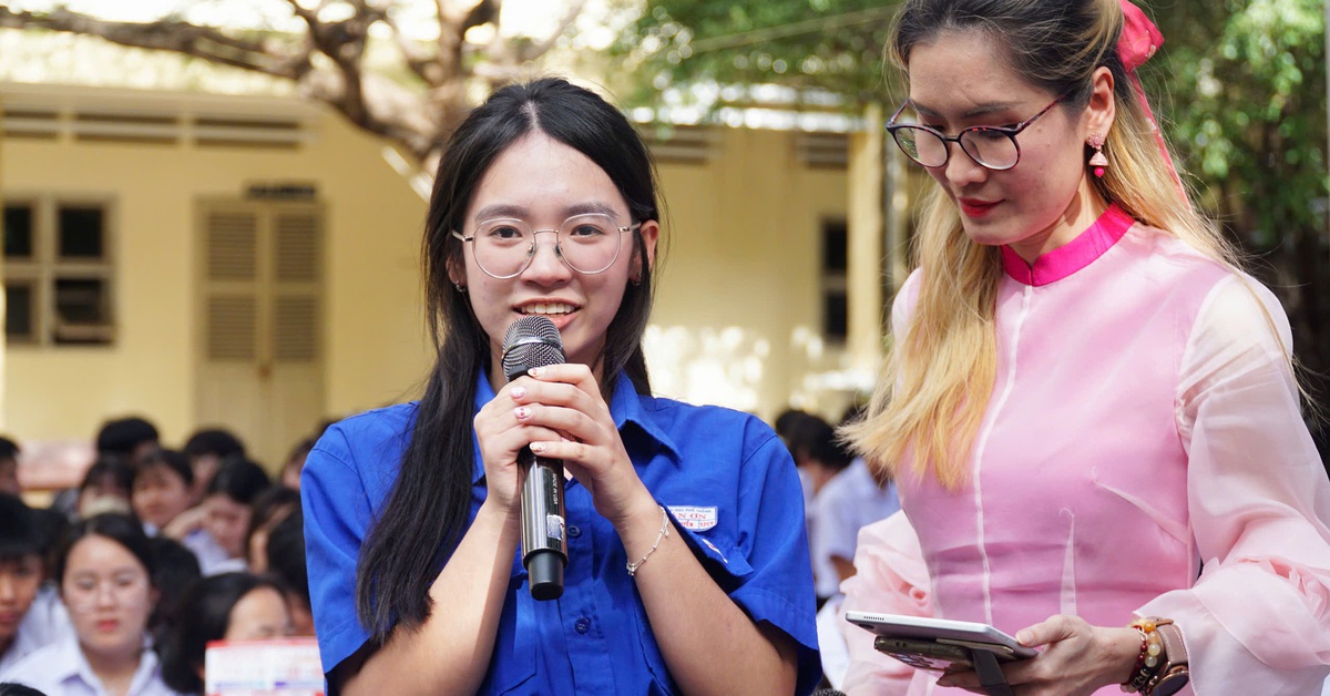 Băn khoăn ngành học tương lai, học sinh Khánh Hòa hỏi từ điện hạt nhân đến luật kinh tế