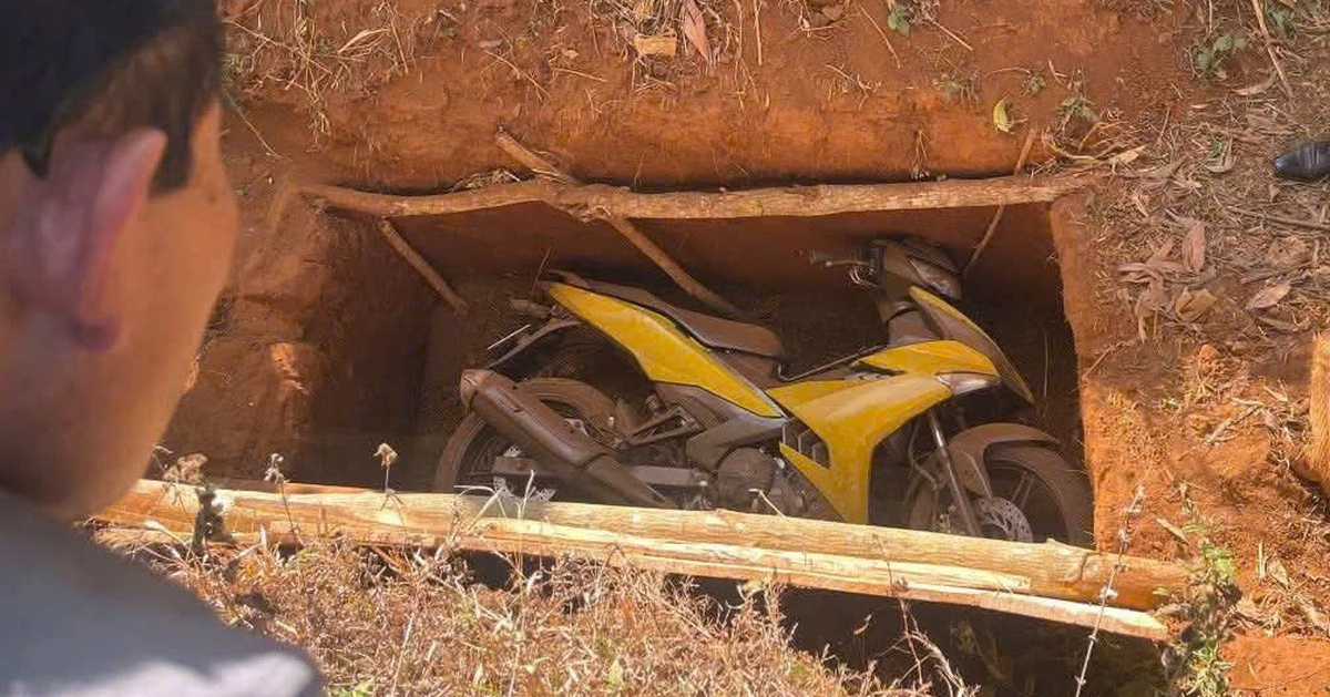 Phát hiện xe máy nghi của 2 thanh niên cướp ngân hàng được chôn dưới hố