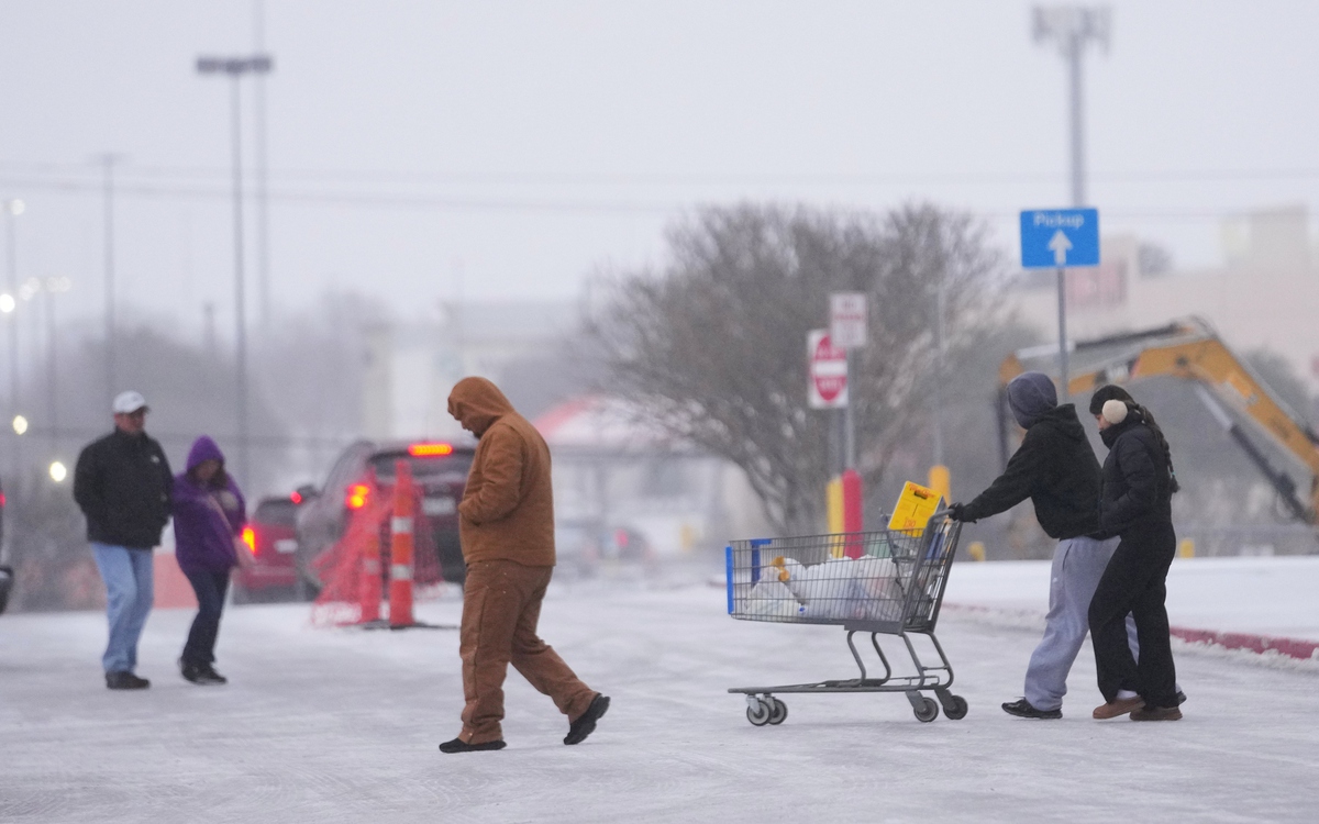 Bão tuyết dữ dội mùa đông, 670.000 hộ ở Mỹ và căn cứ hải quân chiến lược của Nga mất điện