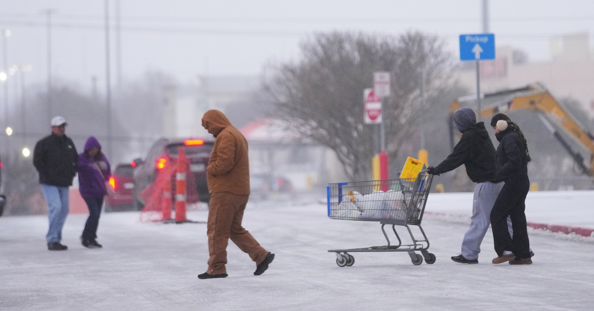 Bão tuyết dữ dội mùa đông, 670.000 hộ ở Mỹ và căn cứ hải quân chiến lược của Nga mất điện