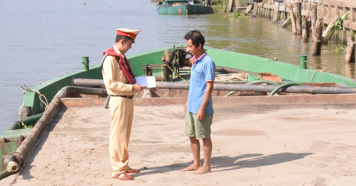 Công an Đồng Tháp tạm giữ 5 phương tiện thủy chở cát không rõ nguồn gốc