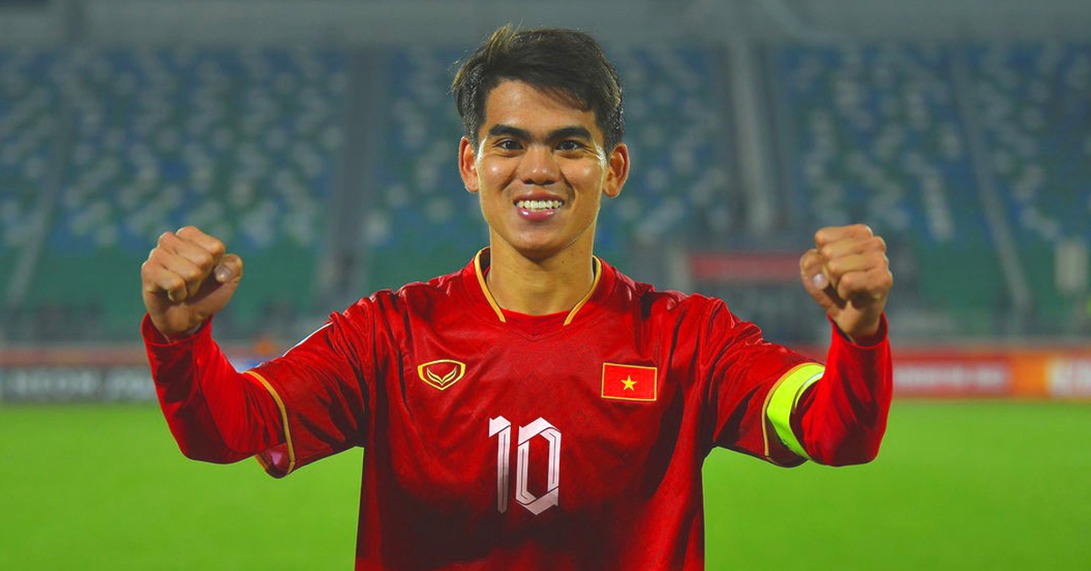 Lợi thế trời sinh giúp Khuất Văn Khang cao chỉ 1m69 nhưng chơi được cả... trung vệ?