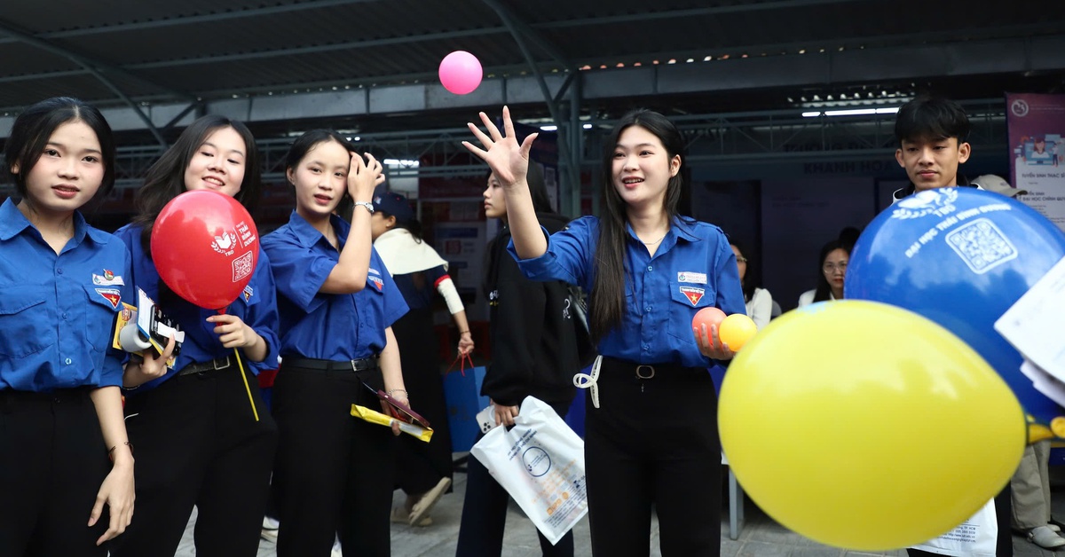 Học sinh hào hứng trải nghiệm các gian tư vấn tuyển sinh đại học tại Khánh Hòa