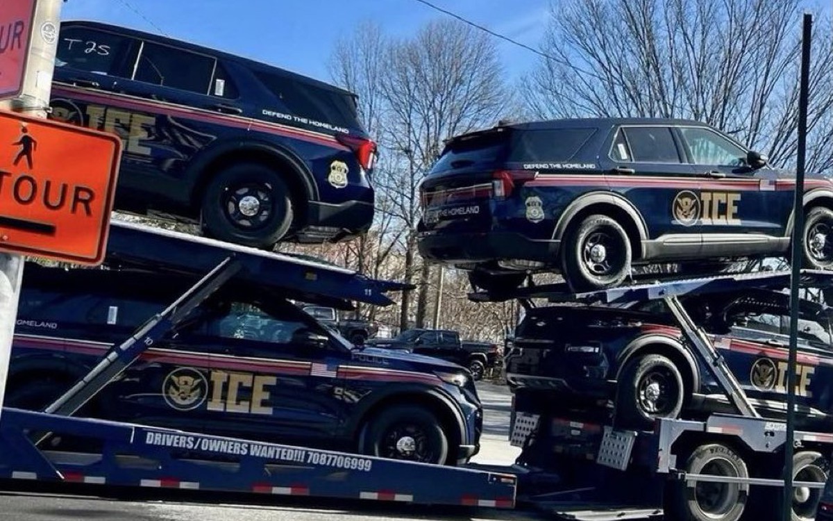 Giữa lúc biểu tình chống ICE leo thang, xuất hiện hình ảnh giả về xe ICE bị tịch thu