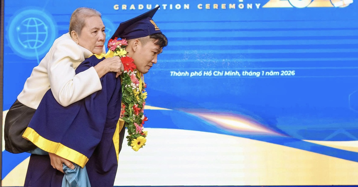 Cảm phục nghị lực và lòng hiếu thảo của tân khoa cõng mẹ nhận bằng tốt nghiệp đại học