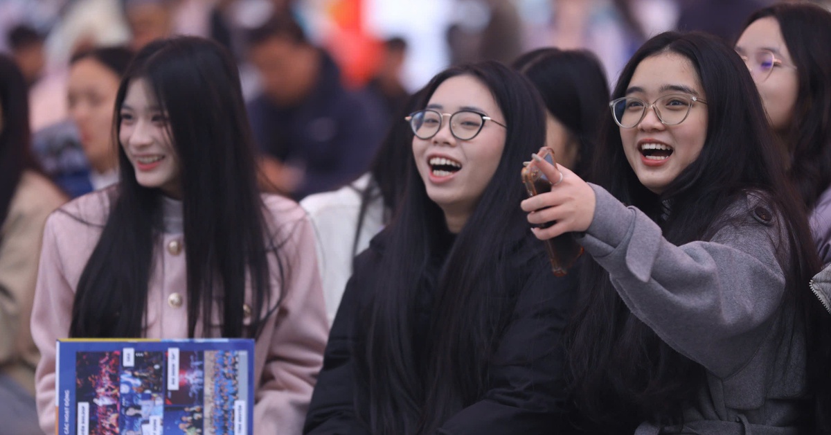 Chọn ngành nào cho tương lai? Hàng ngàn học sinh Ninh Bình đi nghe tư vấn tuyển sinh