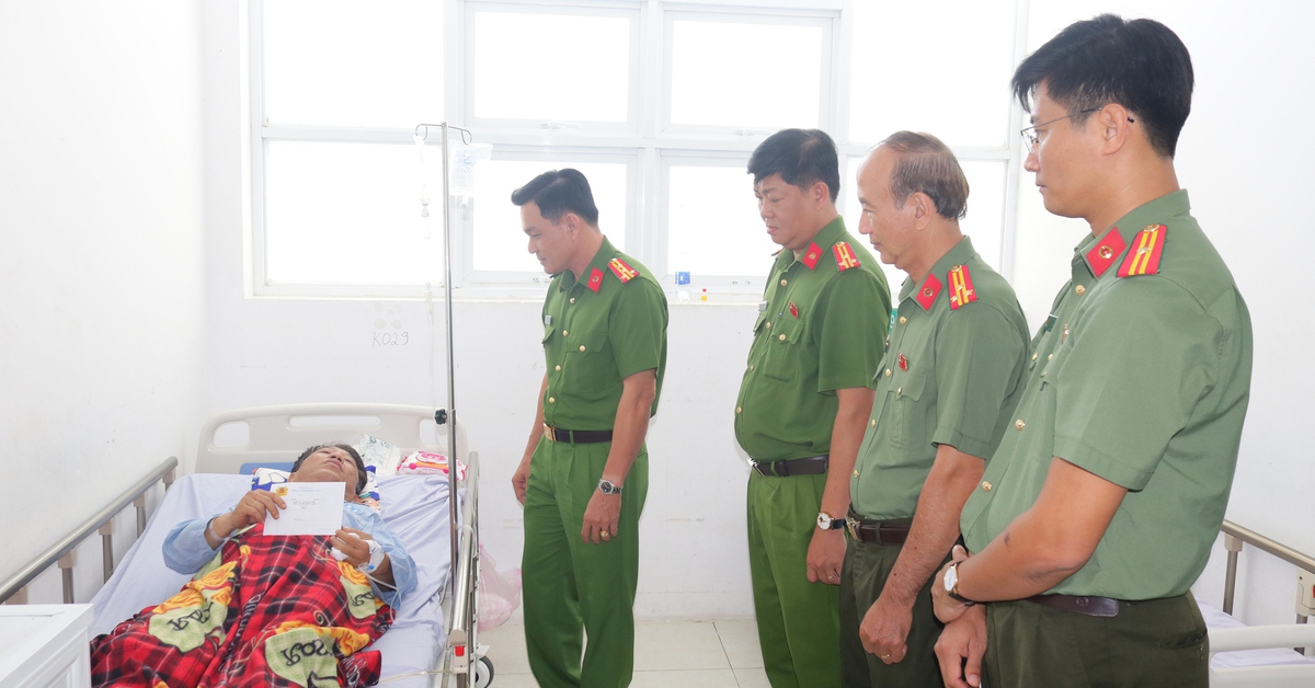 Thăm hỏi và trao 10 triệu đồng cho thiếu tá công an xã bị thương khi làm nhiệm vụ