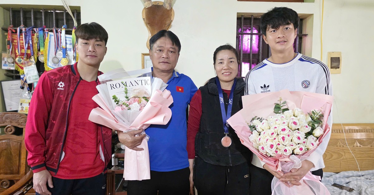 Thủ môn U23 Việt Nam Cao Văn Bình tặng mẹ huy chương đồng ngày về quê