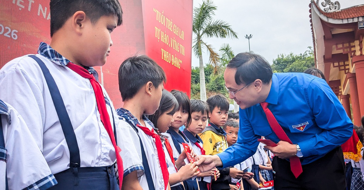 Bao lì xì và quà 'Tết sẻ chia' của Tuổi Trẻ đến với 1.000 học trò vùng bão lũ Gia Lai