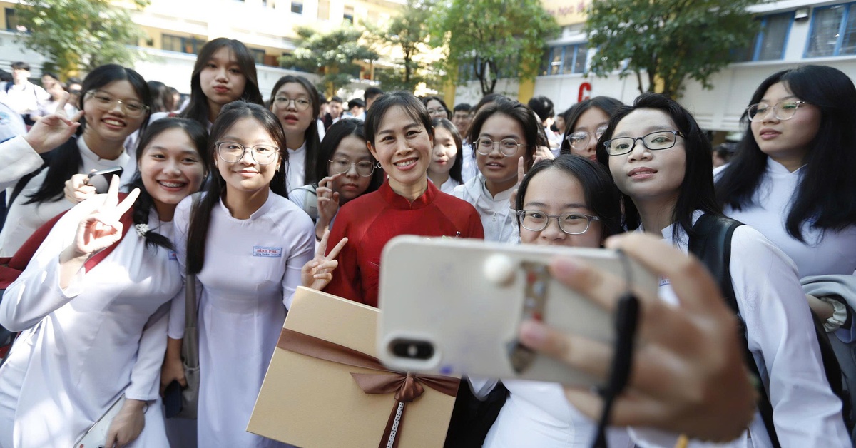 Giáo viên TP.HCM 'vui quá' khi nhận nhiều khoản thưởng Tết