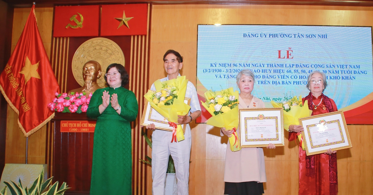 Phó bí thư Thành ủy TP.HCM Văn Thị Bạch Tuyết trao tặng Huy hiệu Đảng tại Đảng bộ phường Tân Sơn Nhì