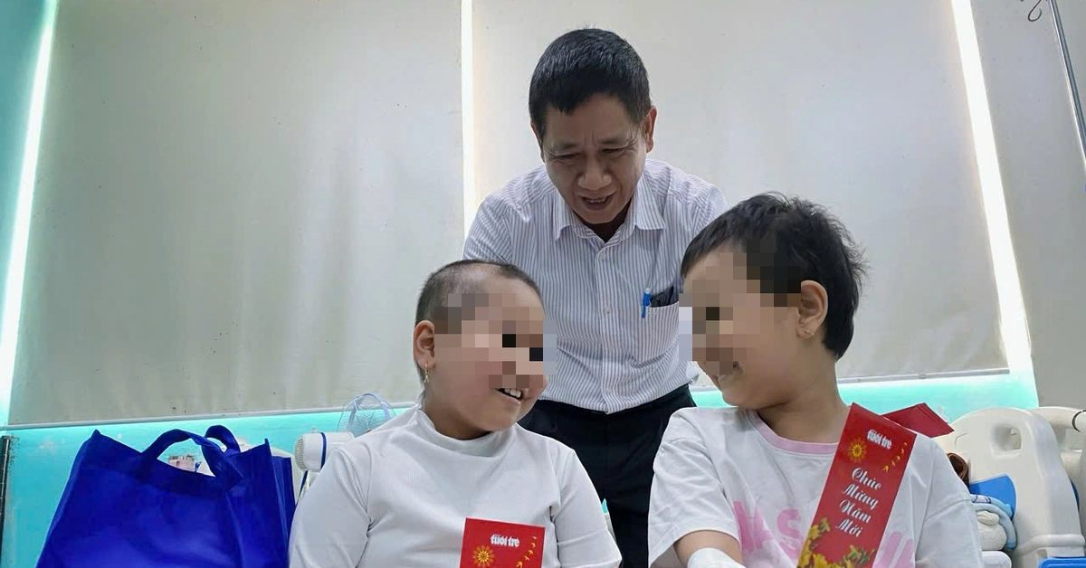 Bà ngoại đơn độc chăm cháu ung thư máu, nhận quà Tết của Tuổi Trẻ rưng nước mắt