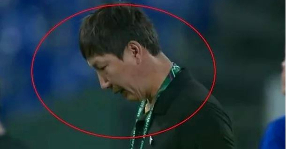 Báo Hàn nói về 'khoảnh khắc cúi đầu' của HLV Kim Sang Sik': Sự im lặng còn vang vọng hơn tiếng reo
