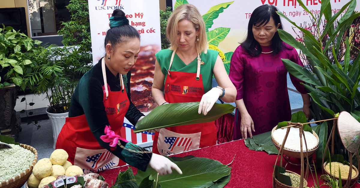 Tổng lãnh sự Mỹ cùng sinh viên 'thi' gói bánh chưng