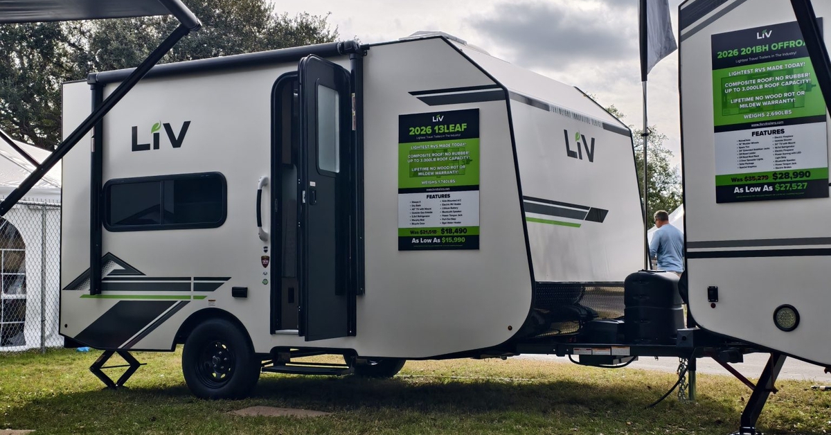 Nhà di động bằng nhựa: Giá ngang Hyundai i10, được khẳng định không sợ mục, dột, nổi trên nước