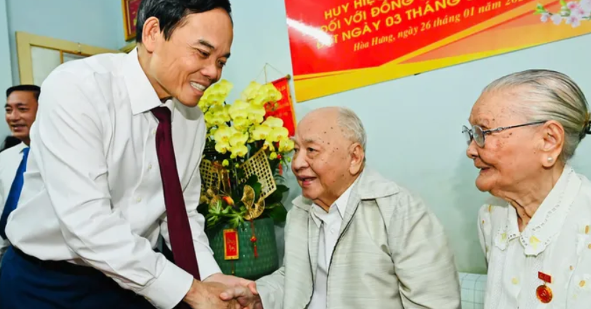 Bí thư Thành ủy TP.HCM Trần Lưu Quang trao Huy hiệu 80 năm tuổi Đảng