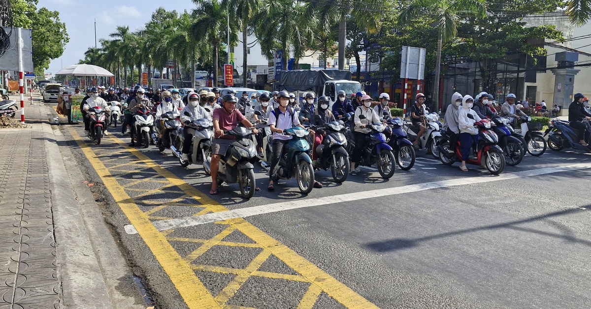 Vạch mắt võng trên đường phố Cần Thơ, dân 'tránh ra cho chắc' vì không biết để làm gì