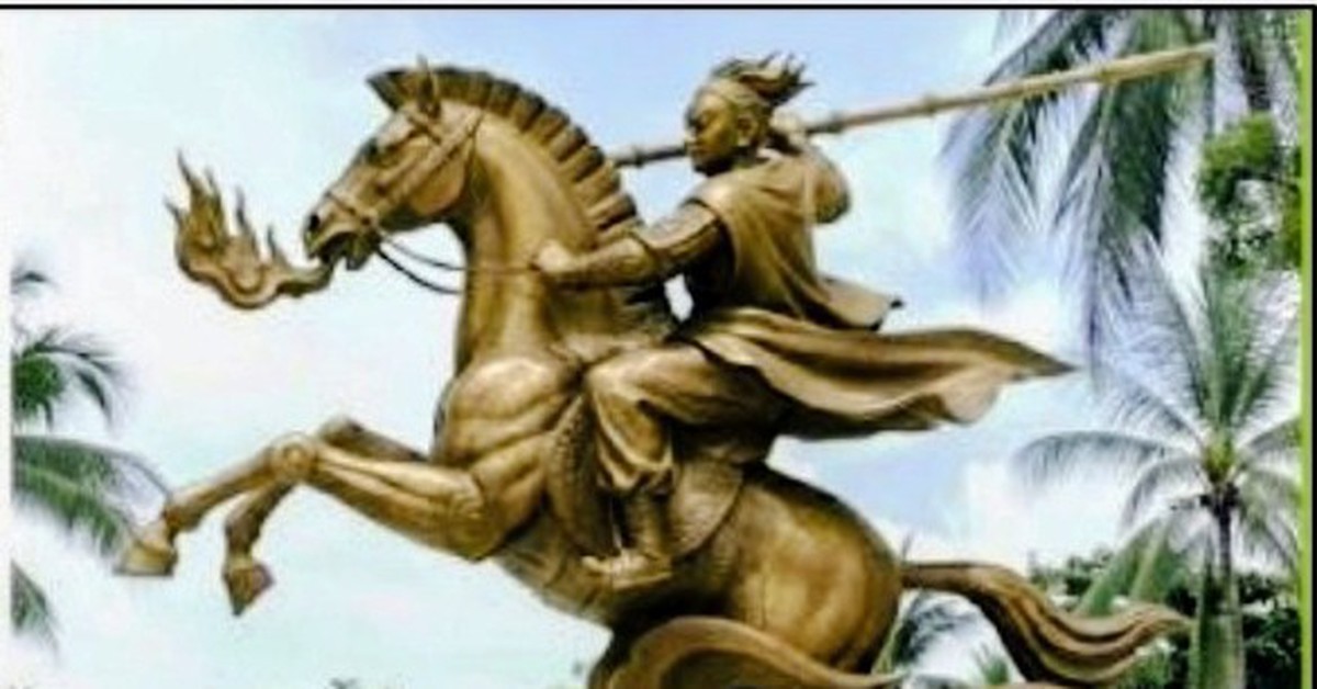 Tượng Thánh Gióng bên biển Nha Trang bị bể bụng, gãy chân được đúc mới, khác tượng cũ