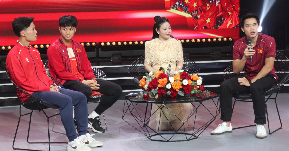 Cầu thủ U23 Việt Nam Đình Bắc, Văn Bình tiết lộ mẫu bạn gái