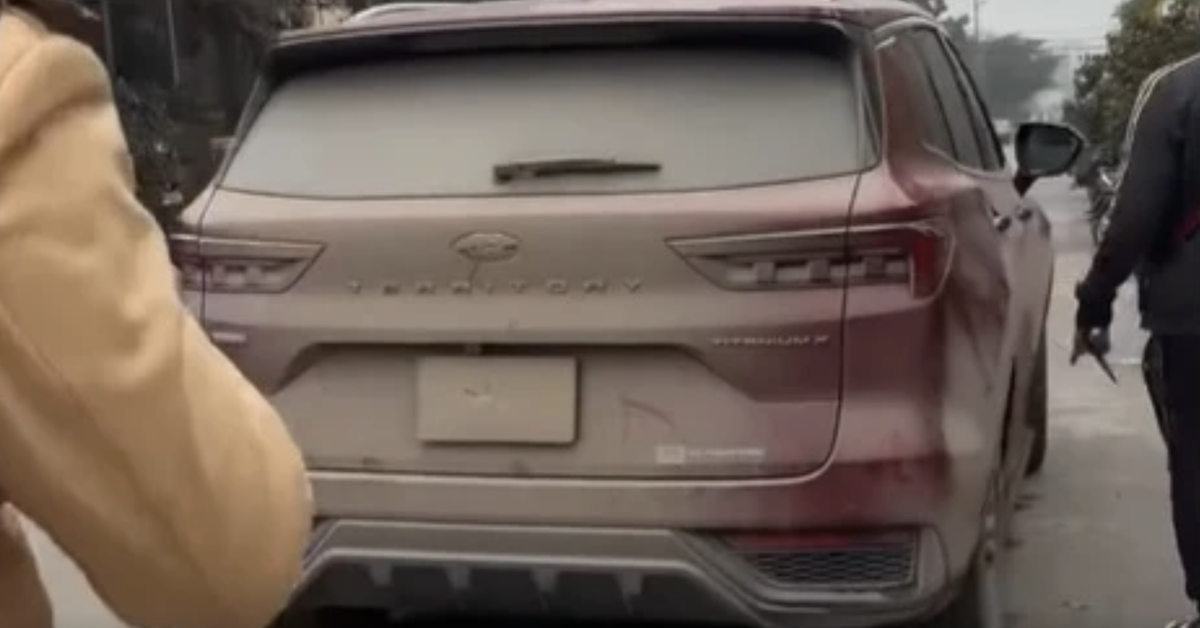 Biển số ô tô bị bụi bẩn che lấp: Tài xế nhận đã biết nhưng không lau trước khi đi