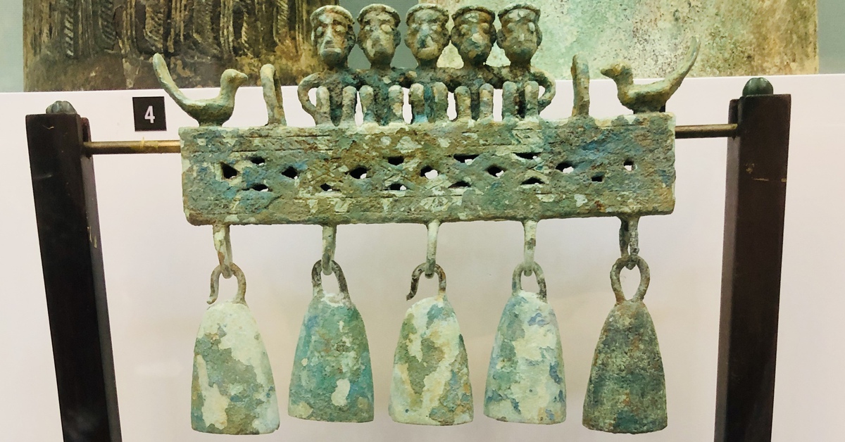 Chiếc khánh đồng 'độc nhất vô nhị' từ mộ táng Đông Sơn