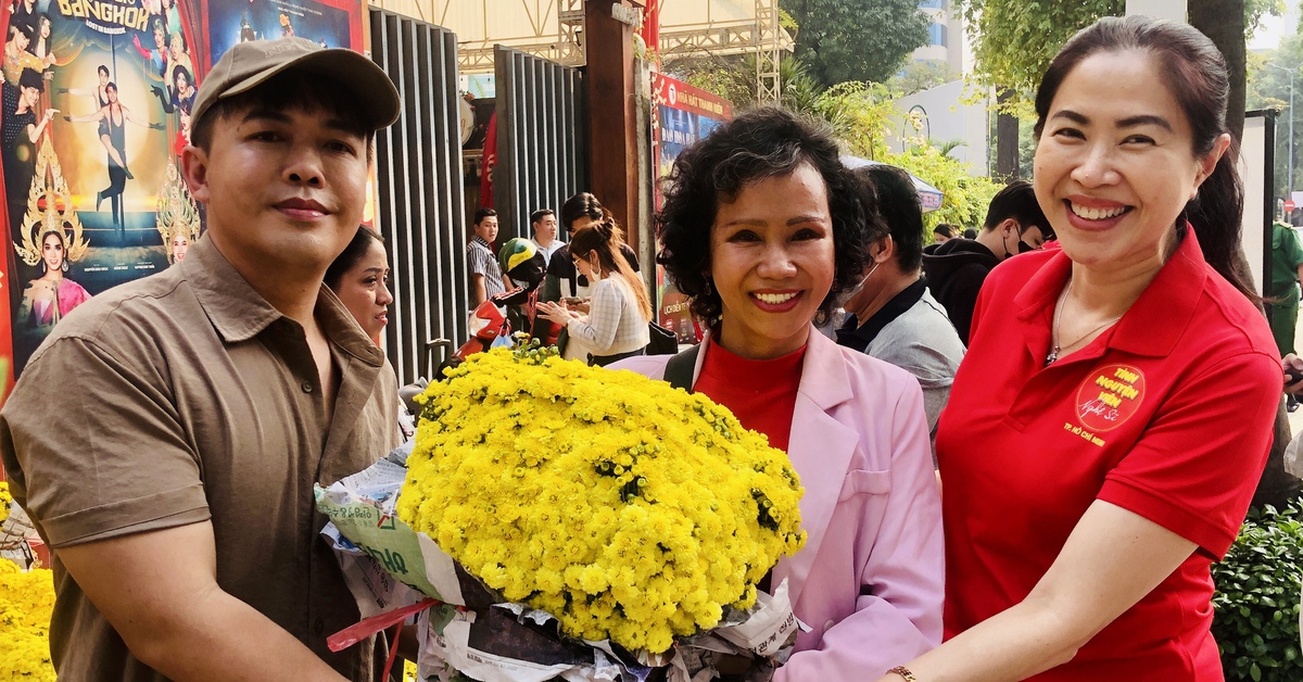 Gala nhạc Việt ‘giải cứu’ hơn 1.000 chậu cúc mâm xôi, sẻ chia cùng nông dân miền Tây