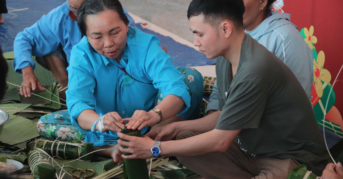 Bệnh nhân thích thú gói bánh tét, chụp ảnh, đón Tết sớm tại bệnh viện