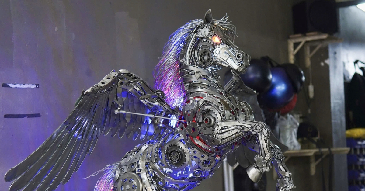 'Biến' linh kiện xe cũ thành mô hình ngựa giá chục triệu  đồng trang trí Tết Bính Ngọ