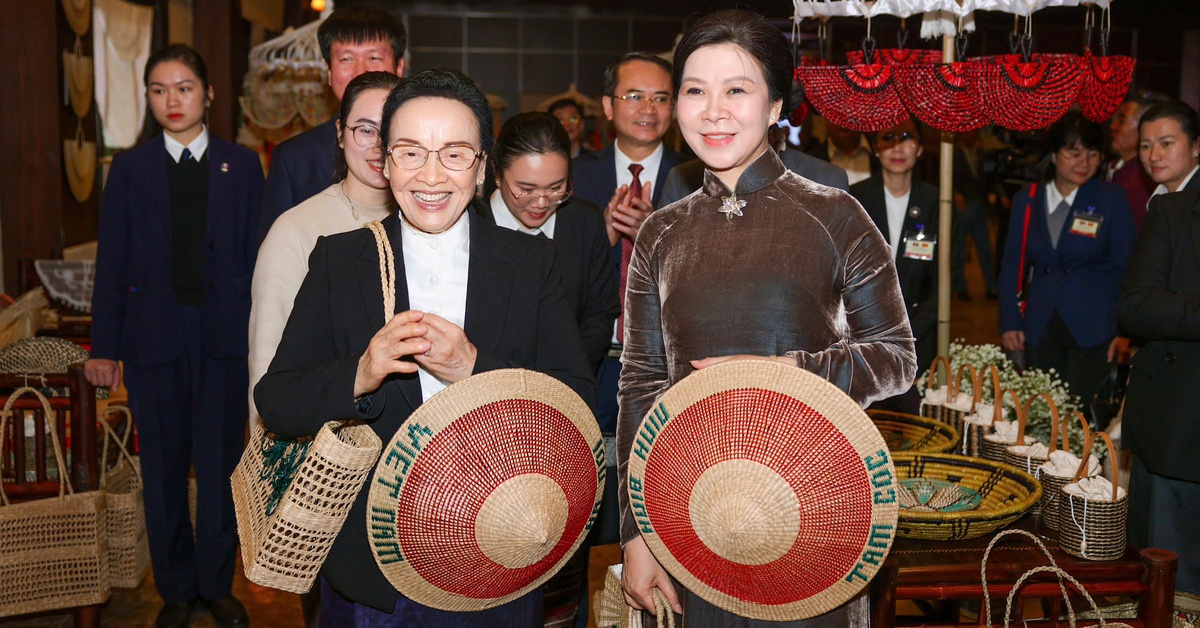 Khắc ghi tình hữu nghị sắt son Việt - Lào tại cố đô Hoa Lư