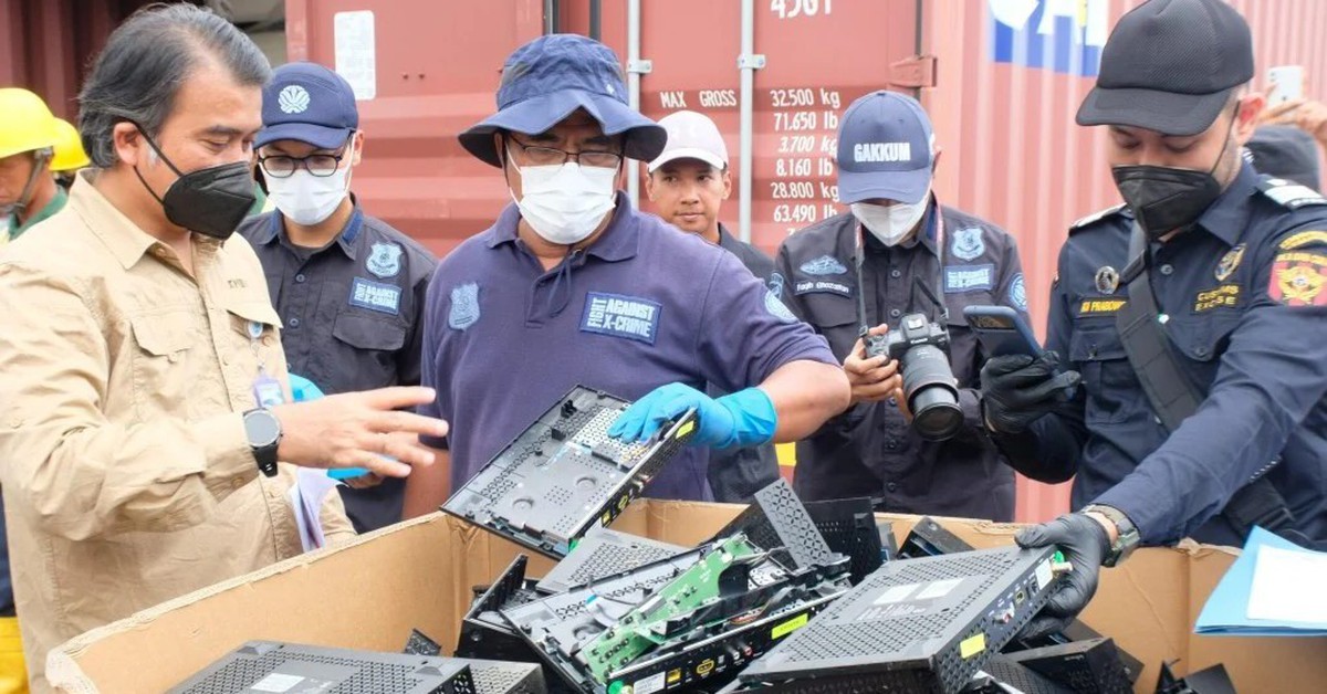 Indonesia ‘trả’ rác về Mỹ, giải cứu cảng Batam